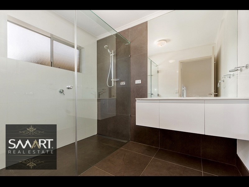 8 Gibraltar Drive, Isle Of Capri QLD 4217