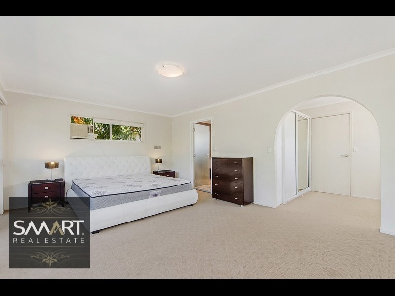 8 Gibraltar Drive, Isle Of Capri QLD 4217