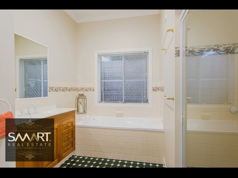 2 Midvale Place, Helensvale QLD 4212