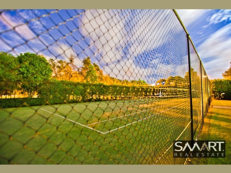 8429 Magnolia Dr East, Hope Island QLD 4212