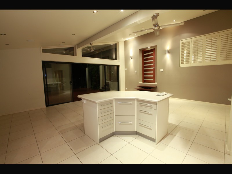 35 Tambourah Drive, Benowa QLD 4217