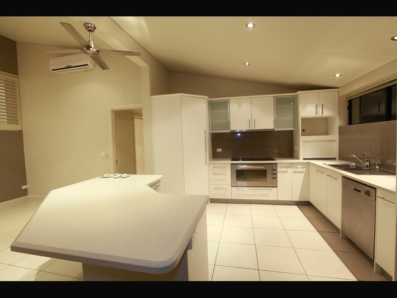 35 Tambourah Drive, Benowa QLD 4217