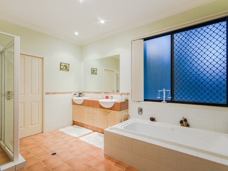 119 Armstrong Way, Highland Park QLD 4211