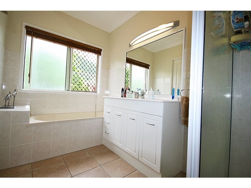 11 Nell Close, Kanimbla QLD 4870