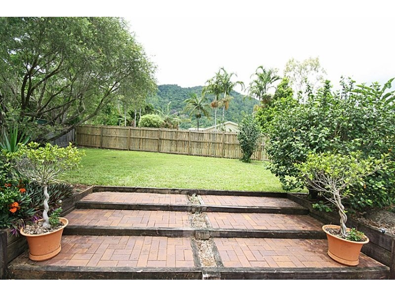11 Nell Close, Kanimbla QLD 4870