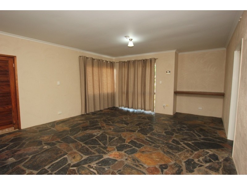 2/466 McCoombe Street, Mooroobool QLD 4870