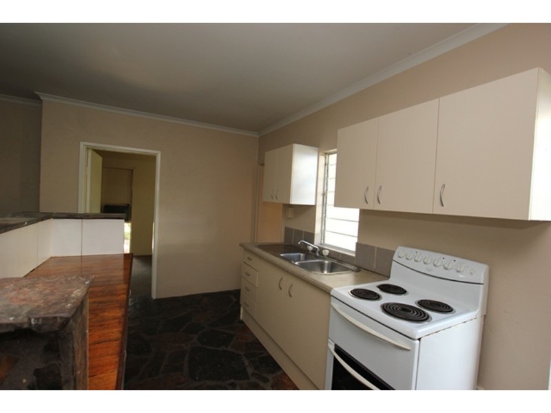 2/466 McCoombe Street, Mooroobool QLD 4870