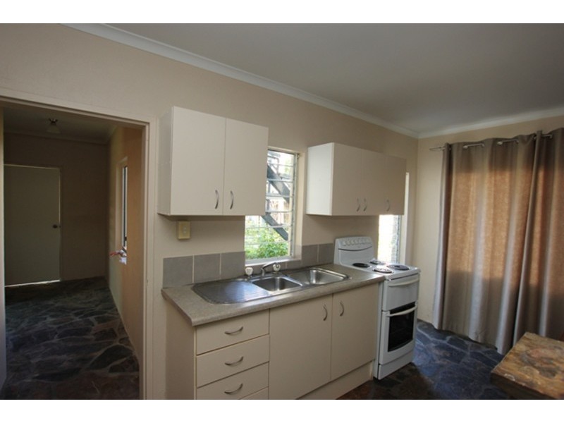 2/466 McCoombe Street, Mooroobool QLD 4870