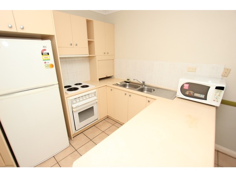 9/221 Lake Street, Cairns North QLD 4870