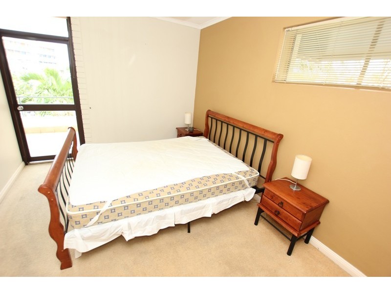9/221 Lake Street, Cairns North QLD 4870