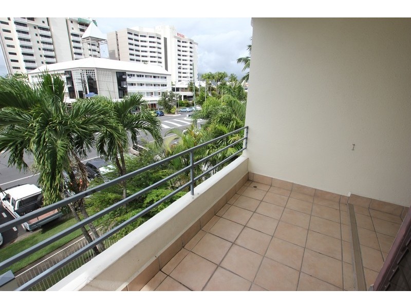 9/221 Lake Street, Cairns North QLD 4870