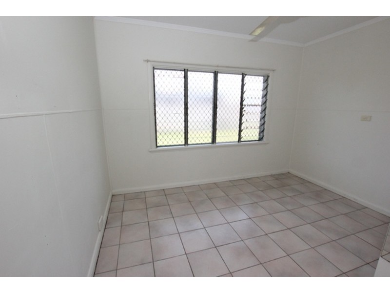 1/8 Earl Street, Westcourt QLD 4870