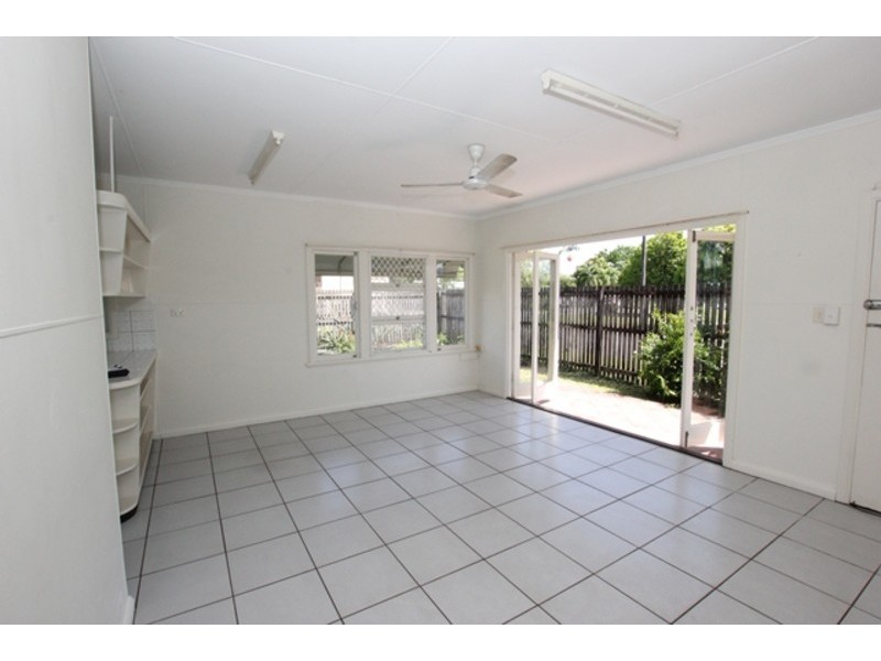1/8 Earl Street, Westcourt QLD 4870
