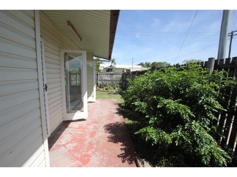 1/8 Earl Street, Westcourt QLD 4870