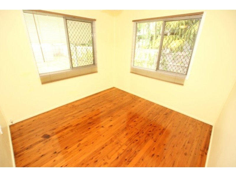 16 Witney Street, Manoora QLD 4870