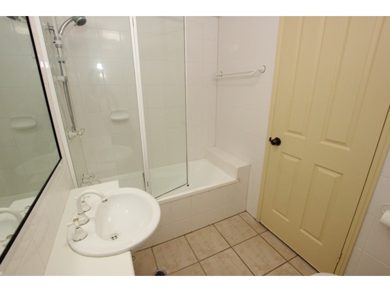 6/8 Munro Terrace, Mooroobool QLD 4870