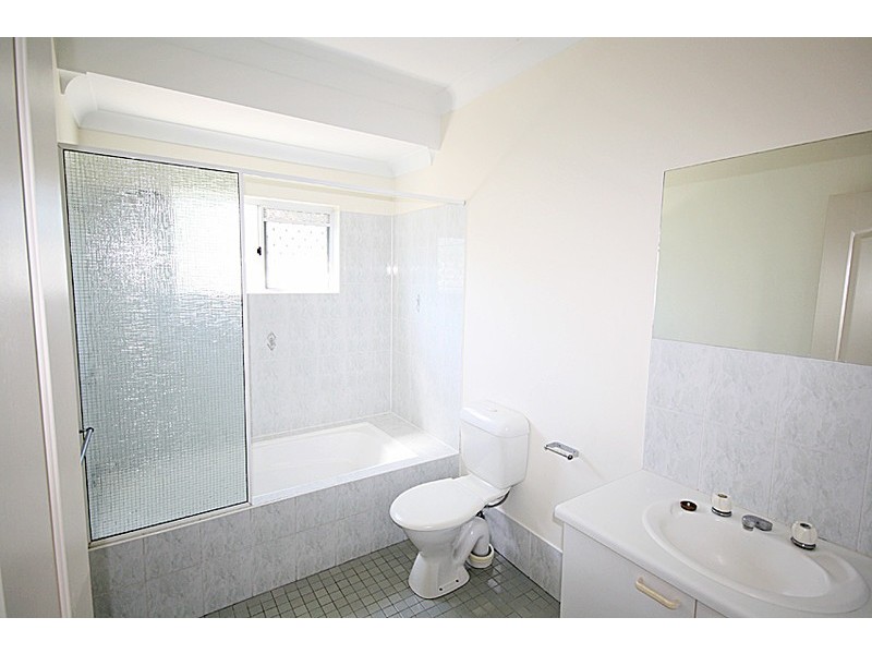 2/364 McCoombe Street, Mooroobool QLD 4870