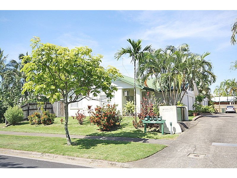 2/364 McCoombe Street, Mooroobool QLD 4870