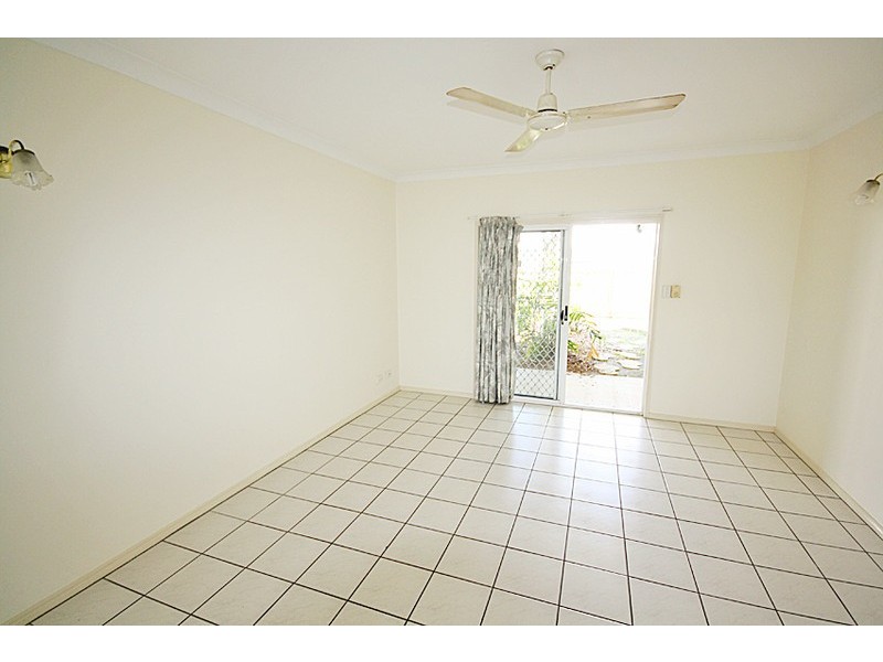 2/364 McCoombe Street, Mooroobool QLD 4870