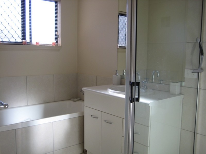 10 Pelling Street, Kanimbla QLD 4870