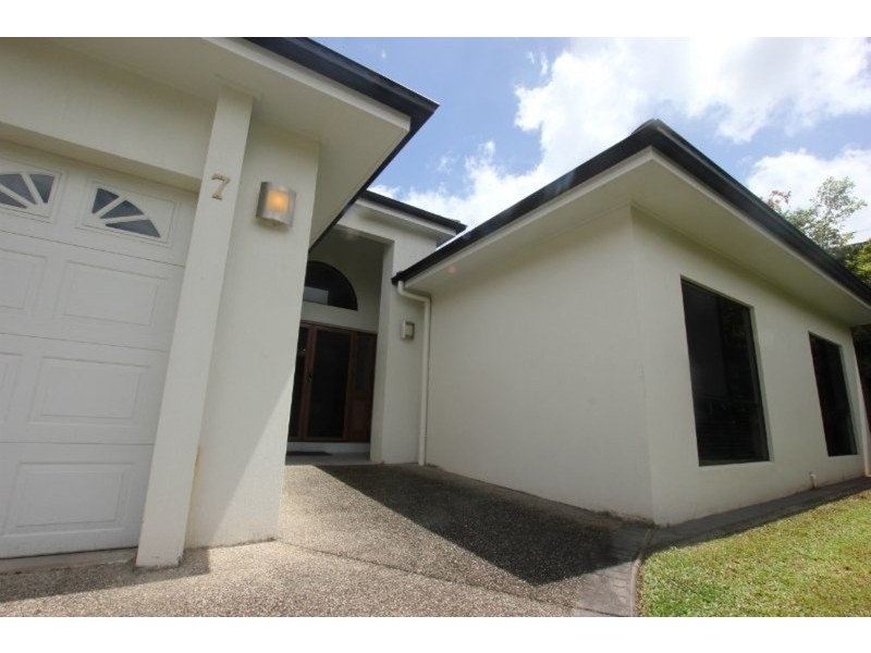 7 Eleanor Close, Mooroobool QLD 4870