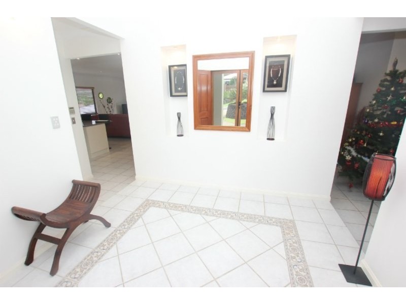 7 Eleanor Close, Mooroobool QLD 4870