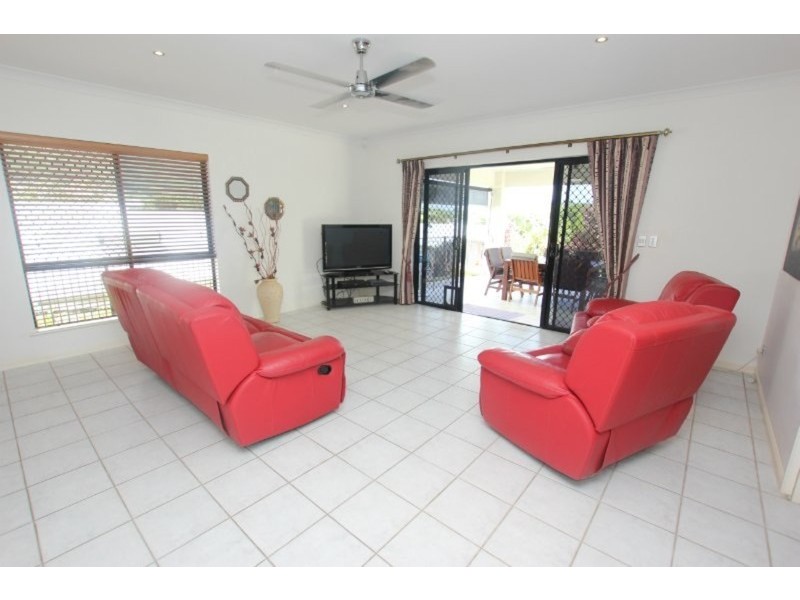 7 Eleanor Close, Mooroobool QLD 4870