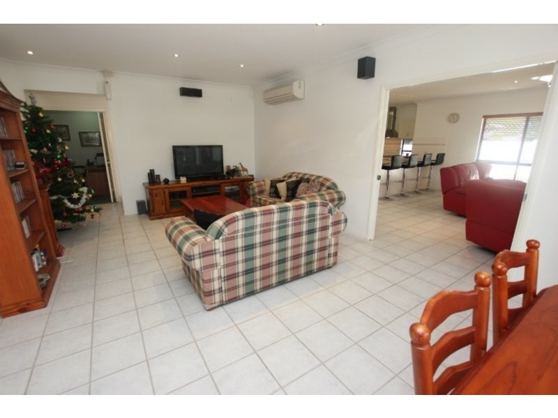 7 Eleanor Close, Mooroobool QLD 4870