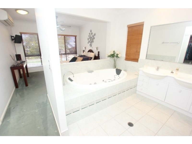 7 Eleanor Close, Mooroobool QLD 4870