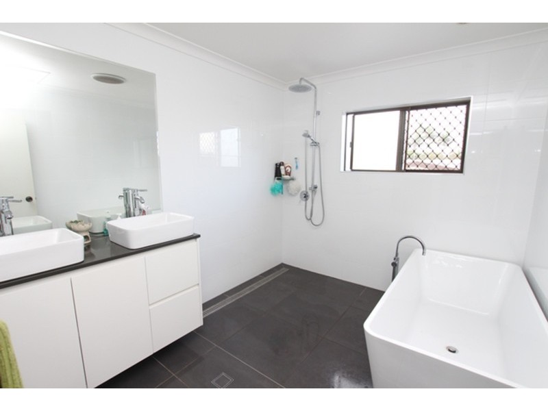 11 Vista Street, Bayview Heights QLD 4868