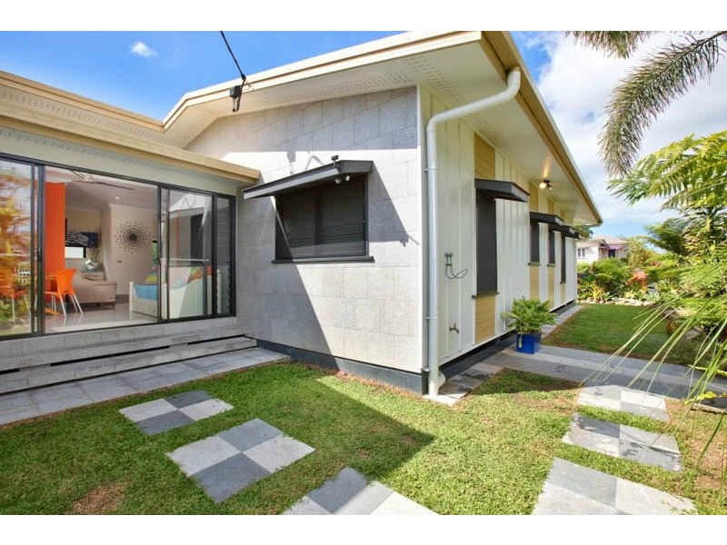 25 Collinson Street, Westcourt QLD 4870