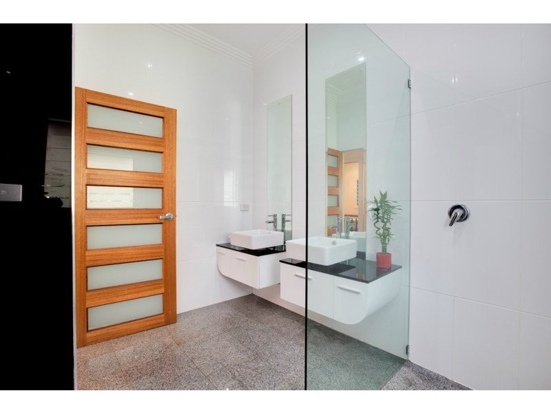 25 Collinson Street, Westcourt QLD 4870