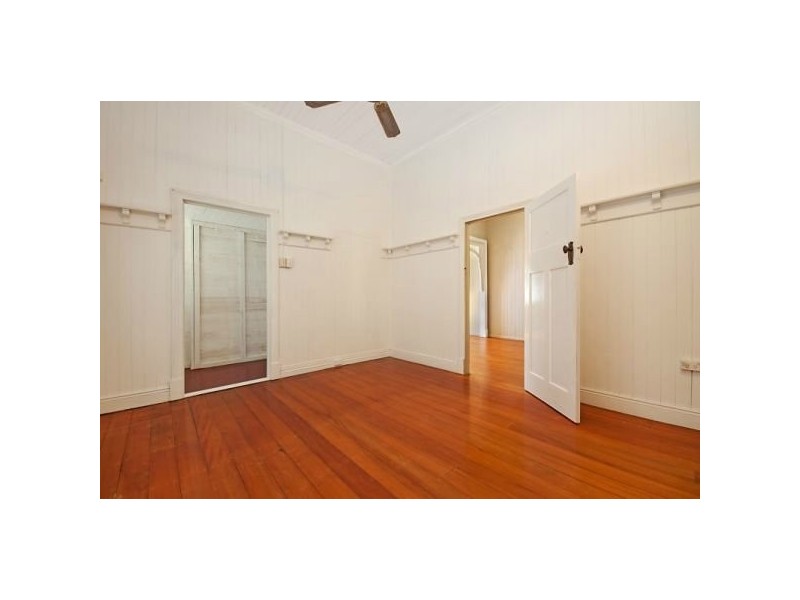 11 Law Street, Cairns North QLD 4870