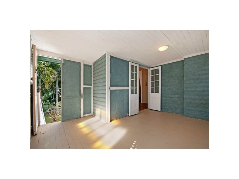 11 Law Street, Cairns North QLD 4870