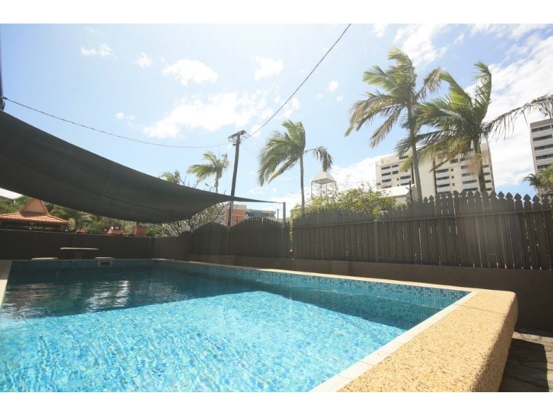 4/211 Lake Street, Cairns City QLD 4870