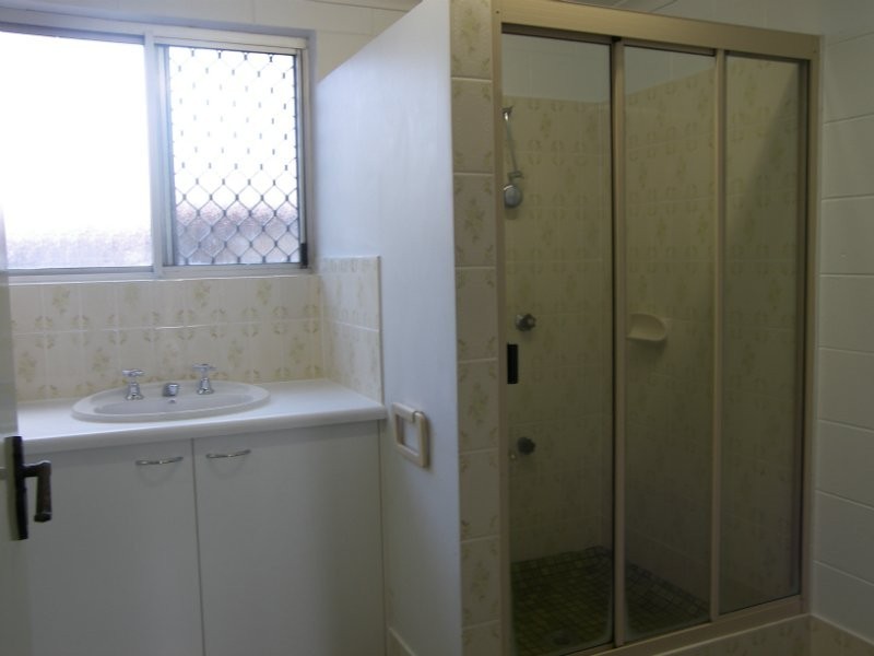 2/97 Mann Street, Westcourt QLD 4870