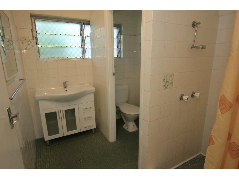 2/294 Draper Street, Parramatta Park QLD 4870