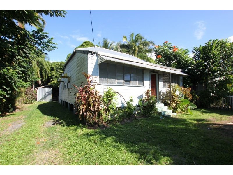 27 Howe Street, Cairns North QLD 4870