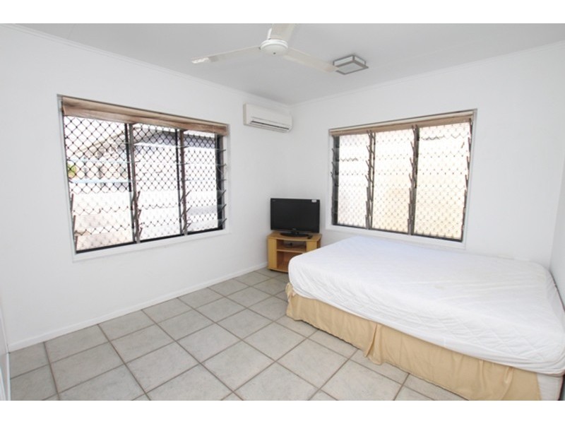 4/15 Lily Street, Cairns North QLD 4870