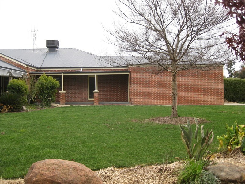 37 Olivers Road, Benalla VIC 3672