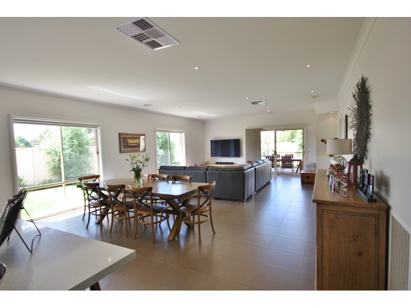 10 Weary Dunlop Drive, Benalla VIC 3672