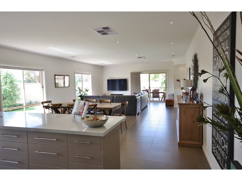 10 Weary Dunlop Drive, Benalla VIC 3672