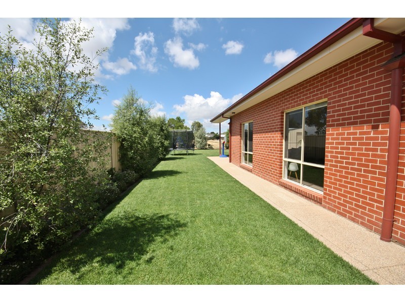 10 Weary Dunlop Drive, Benalla VIC 3672