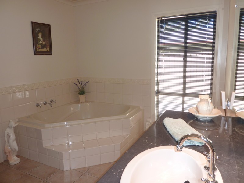 25 Rivergum Ave, Benalla VIC 3672