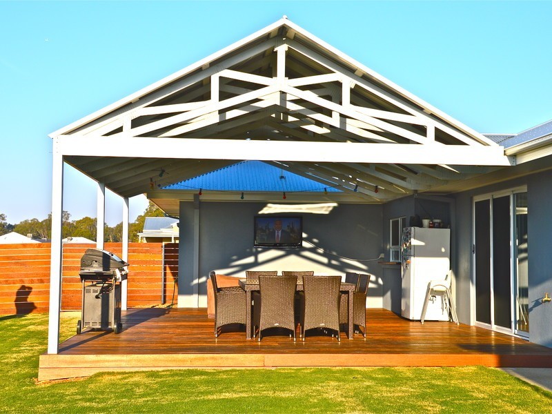 16 Sir Edward Drive, Benalla VIC 3672