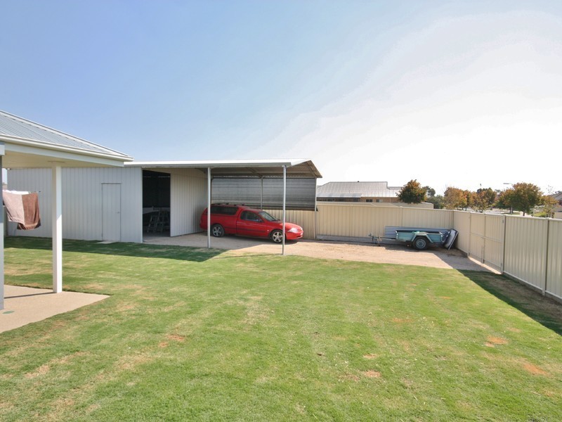 16 Sir Edward Drive, Benalla VIC 3672