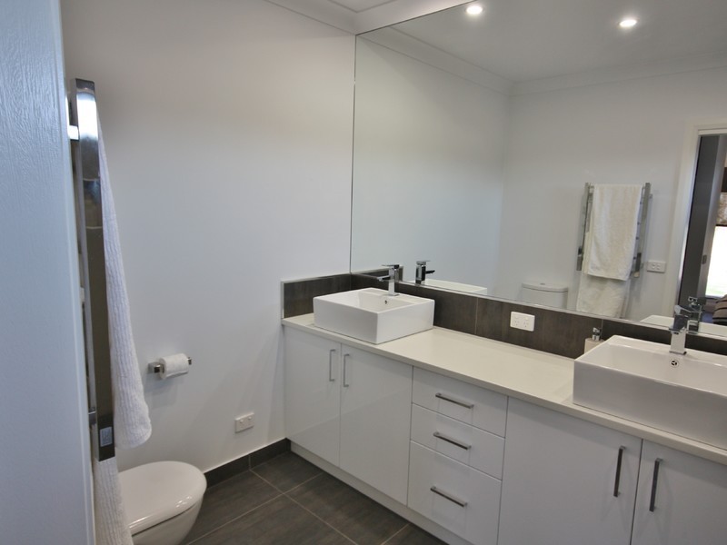 16 Sir Edward Drive, Benalla VIC 3672