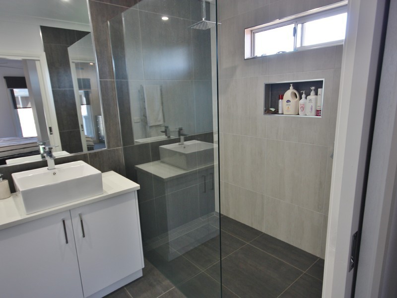 16 Sir Edward Drive, Benalla VIC 3672