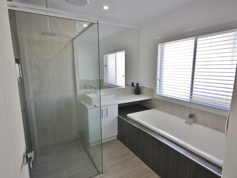 16 Sir Edward Drive, Benalla VIC 3672