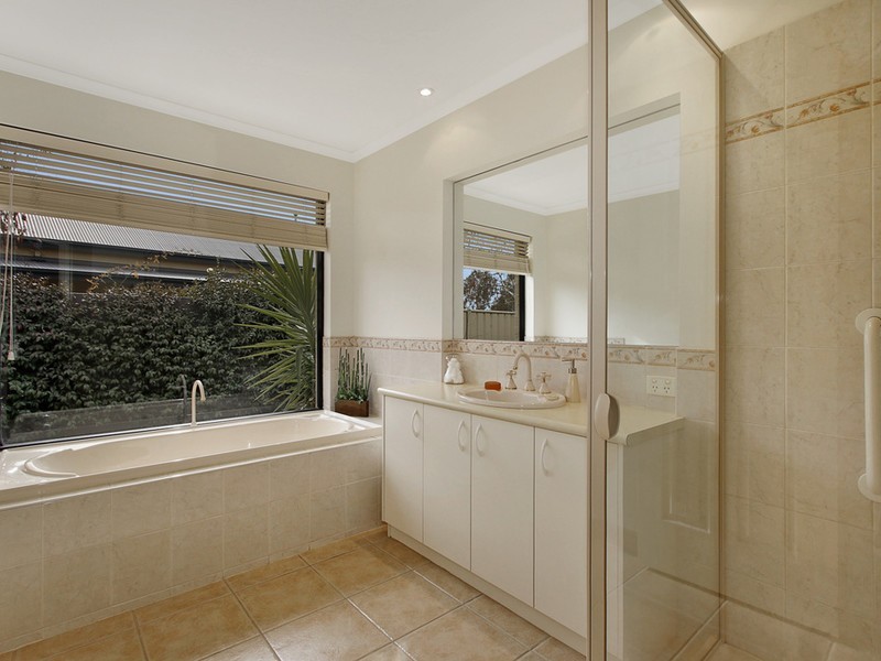 18 Shawbrook Avenue, Benalla VIC 3672